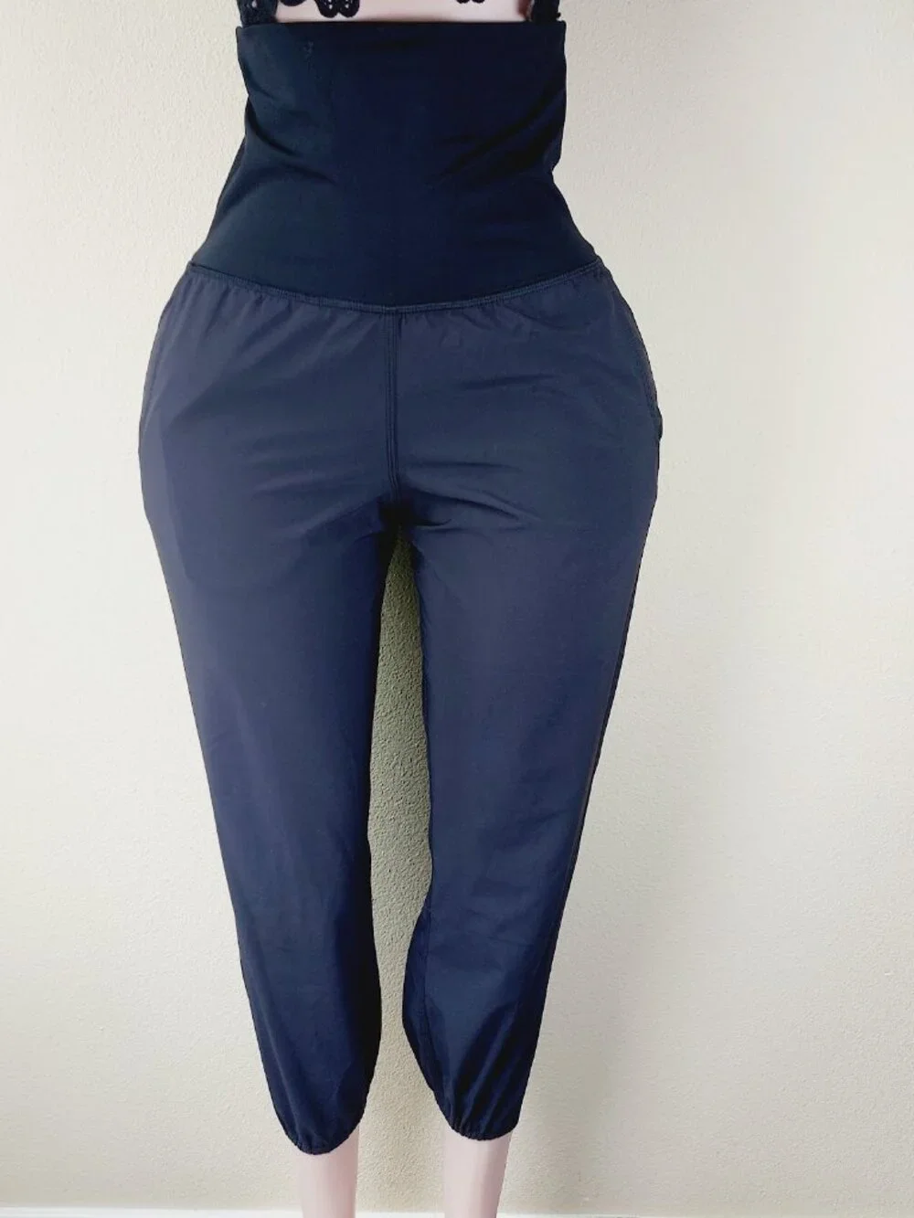 Lululemon Women's Black Super High-Waisted Tapered Casual Jogger Pants Size 6